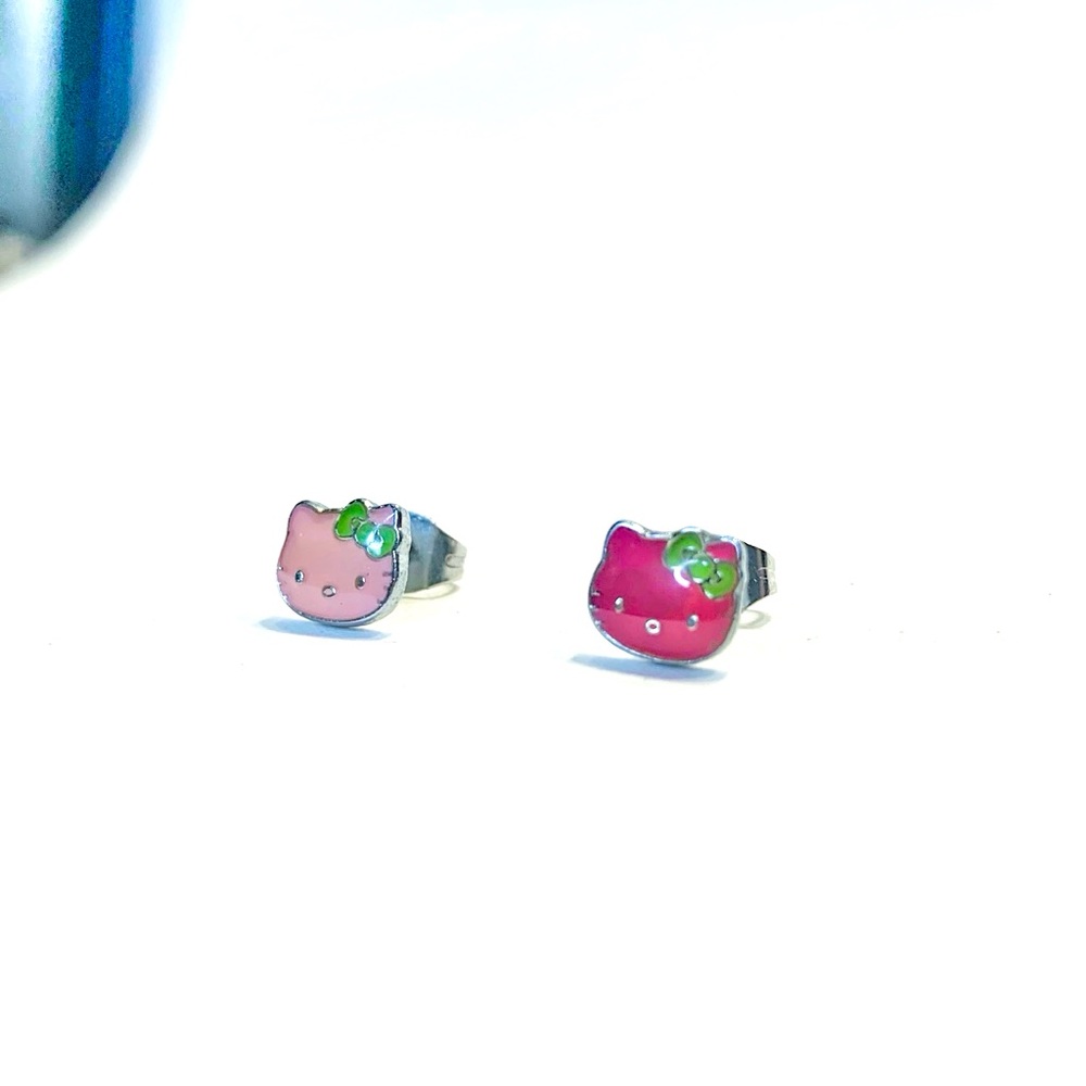 💗🐱✨Hello Kitty Post Backs Earrings ✨🐱💗